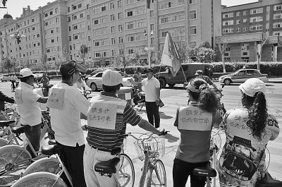 市民自發(fā)呼吁：請(qǐng)愛(ài)護(hù)公共自行車。王殿杰攝