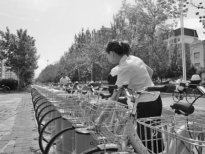 市民刷卡取車。本報(bào)記者